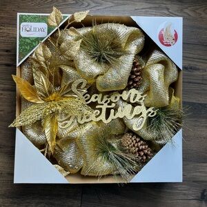 SIMPLY HOLIDAY - Gold Seasons Greeting Wreath with Pinecones and Bow - **NEW**